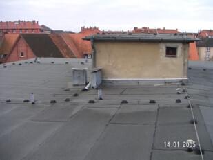 Beispiel einer Abdeckung aus Dach-, Teerpappe, Bitumenbahn mit Asbest | © 2019, CRB Analyse Service GmbH | © CRB Analyse Service GmbH