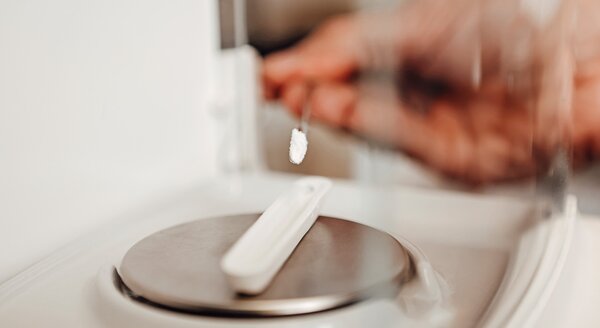 Beispielbild zu Probenentnahme und Probenversand für Materialproben Asbestprüfung | © CRB Analyse Service GmbH
