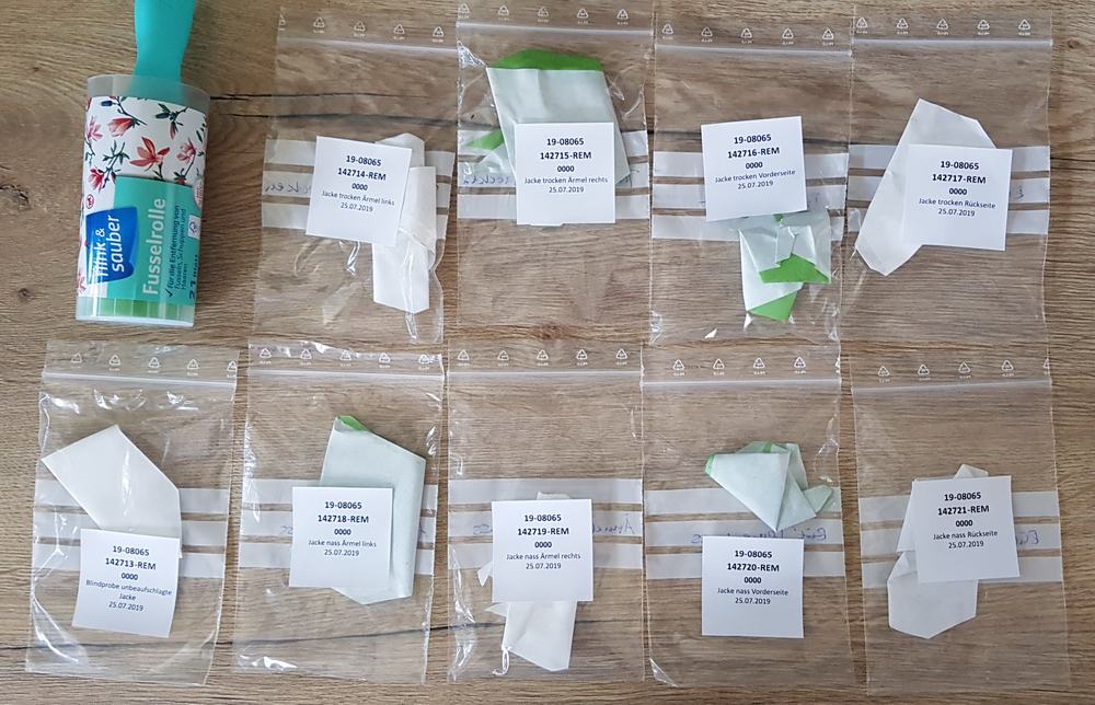 Blindprobe und je 4 Klebepapiere der Probenahmen trocken und nass Campione in bianco e 4 carte adesive per il campionamento a secco e a umido.