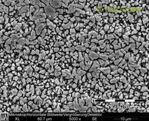 Surface d’une platine en cuivre mordancée | © CRB Analyse Service GmbH