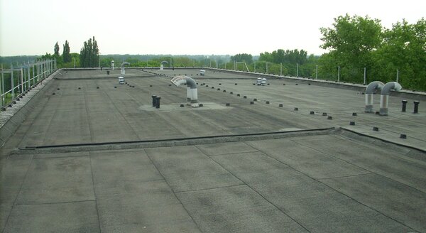 Asbesthaus - Site of discovery: Cover made of roofing, tar cardboard, bitumen web | © 2019, CRB Analyse Service GmbH | © CRB Analyse Service GmbH