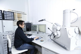 CRB GmbH | Mme Dr. Benner au microscope électronique à balayage | © CRB Analyse Service GmbH