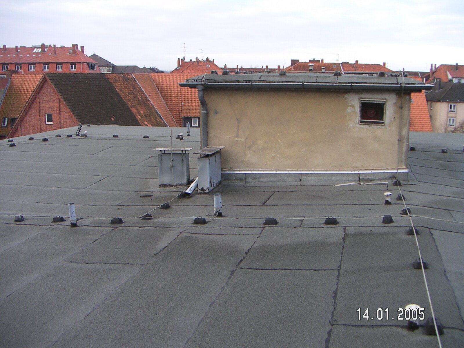 Asbesthaus - Site of discovery: Cover made of roofing, tar cardboard, bitumen web | © 2019, CRB Analyse Service GmbH | © CRB Analyse Service GmbH