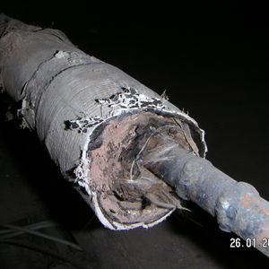 Asbesthaus - Site: Pipe sheathing made of asbestos and glass wool | © 2019, CRB Analyse Service GmbH | © CRB Analyse Service GmbH