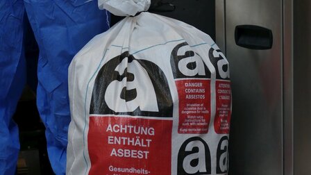 Bolsa especial llena de residuos de amianto para la eliminación de materiales que contienen amianto