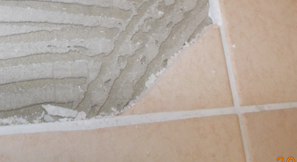 Asbesthaus - Site: Asbestos-containing, mineral tile adhesive, grout | © 2019, CRB Analyse Service GmbH | © CRB Analyse Service GmbH
