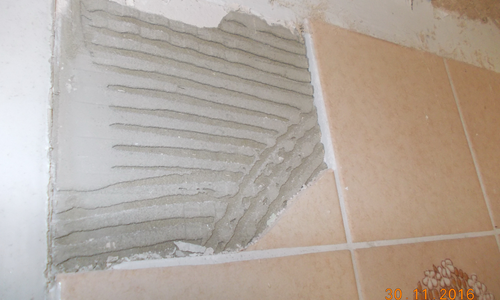 Asbesthaus - Site : Adhésif pour carrelage minéral contenant de l'amiante, coulis | © 2019, CRB Analyse Service GmbH | © CRB Analyse Service GmbH