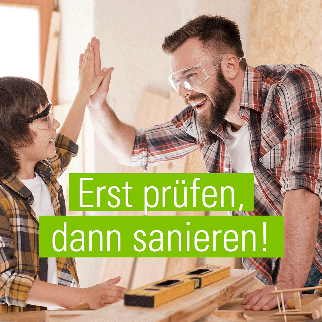 Mann und Kind klatschen sich gegenseitig in die Hände. Quer über das Bild der Spruch "Erst prüfen, dann sanieren!"