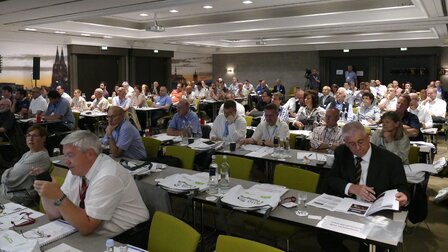 Participantes en la 8.ª conferencia especializada «Der Bausachverständige» (El perito de la construcción) bajo el título «Radón y amianto: enemigos invisibles en el hogar». | © CRB Analyse Service GmbH