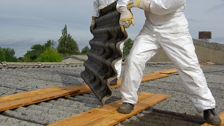Trabajadores desmontando placas de fibrocemento que contienen amianto. | © CRB Analyse Service GmbH