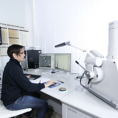 CRB GmbH | Frau Dr. Benner am Rasterelektronenmikrokop | © CRB Analyse Service GmbH