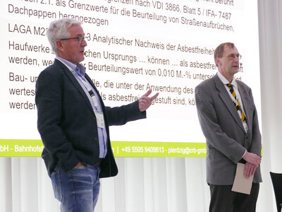 CRB-Laborleiter Dr. Stefan Pierdzig und Dr. Gunnar Ries halten einen Vortrag über Grundlagen der Asbestanalyse auf der DCONex 2024 | © CRB Analyse Service GmbH