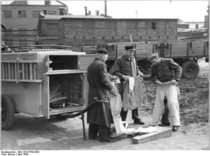 Brandweermannen met asbest beschermende pakken | © Von Bundesarchiv, Bild 183-37769-0001/Biscan/CC-by-SA 3.0, CC BY-SA 3.0 en, https://commons.wikimedia.org/w/index.php?curid=5428261