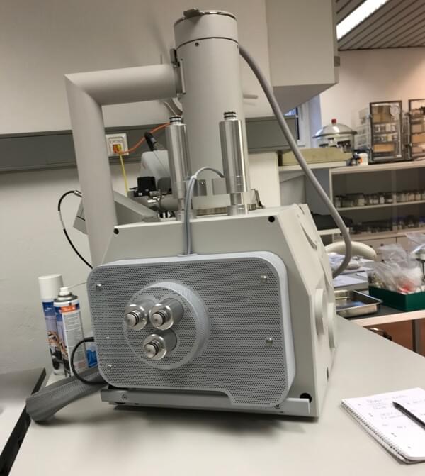 microscope électronique à balayage CRB