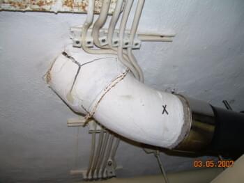 Spritzasbest-Isolierung um ein Rohr. Bei Beschädigungen steigt die Gesundheitsgefahr | © 2019, CRB Analyse Service GmbH