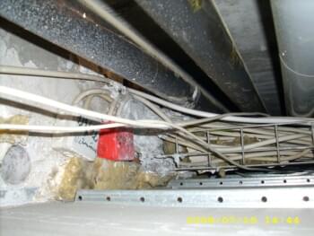 Besonders an schwer zugänglichen Stellen wurde Spritzasbest als Isoliermasse eingesetzt | © 2019, CRB Analyse Service GmbH