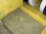 Gelbe Dämmwolle wird häufig auf Dachböden eingesetzt. Alte Produkte können gefährliche Künstliche Mineralfasern (KMF) enthalten | © 2019, CRB Analyse Service GmbH | © CRB Analyse Service GmbH