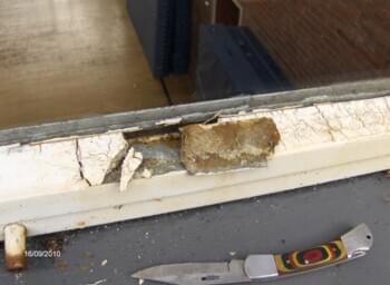 Asbesthaus - Fundstelle: Fensterkitt | © 2019, CRB Analyse Service GmbH