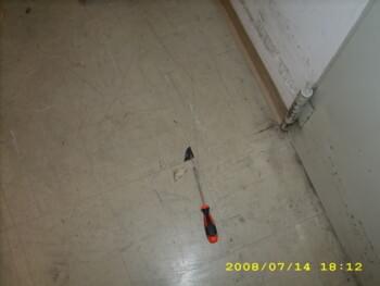 Asbesthaus - Fundstelle: Ein- und 2-schichtige asbesthaltige Bodenbeläge wie Floor-Flex Platten, Linoleum + dunkle, bituminöse Kleber | © 2019, CRB Analyse Service GmbH