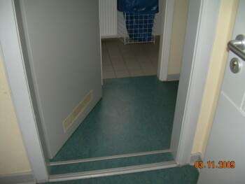 Asbesthaus - Fundstelle: Mehrschichtige, asbesthaltige Bodenbeläge (Cushion-Vinyl) | © 2019, CRB Analyse Service GmbH