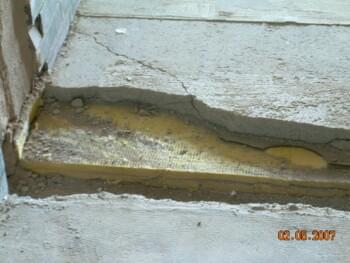 Zerbrochener Bodenbelag aus asbesthaltigem Magnesitestrich | © 2019, CRB Analyse Service GmbH