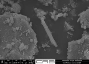 Tremolit in Spielsand