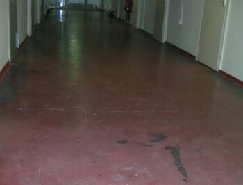 Typischer PVC-Fußboden aus Cushion-Vinyl. Ohne Probeentnahme ist eine Asbest-Belastung nicht zu erkennen. © CRB Analyse Service GmbH